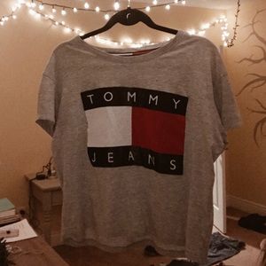 URBAN OUTIFTTERS Tommy Jeans grey tee